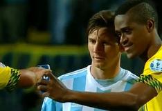 Para el recuerdo: Jugador de Jamaica se tomó selfie con Lionel Messi | VIDEO