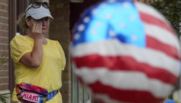 Una mujer llora cerca del lugar del tiroteo en Highland Park, Illinois, Estados Unidos. (AP).