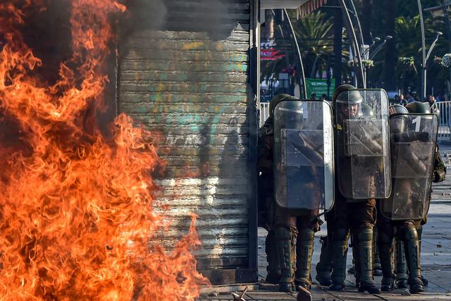 La protesta fue convocada en el marco del estallido social que tras cuatro meses ha dejado 31 muertos en medio de protestas callejeras, saqueos e incendios del comercio. La protesta, que comenzó por el alza de las tarifas del metro de Santiago, también se extendió al fútbol profesional chileno y ahora a este emblemático festival.