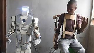 Nigeria: adolescente de 17 años construyó un robot a base de restos de basura