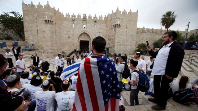 El Día de Jerusalén se festeja desde 1968 el 28 de Iyar del calendario hebreo, fecha que varía cada año en el gregoriano, cayendo este año precisamente un día antes del traslado de la embajada estadounidense de Tel Aviv a Jerusalén. (Foto: AFP)