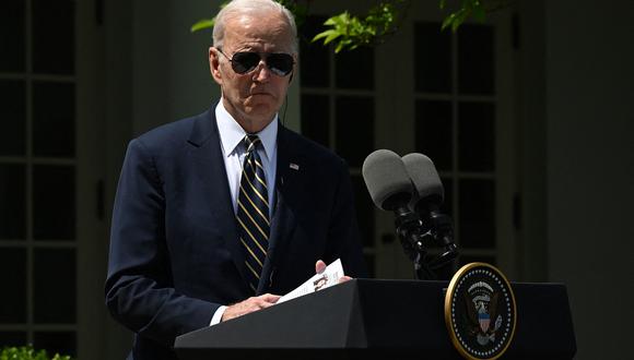 El presidente de los Estados Unidos, Joe Biden, habla en el jardín de rosas de la Casa Blanca en Washington, DC, el 26 de abril de 2023. (Foto de Jim WATSON / AFP)
