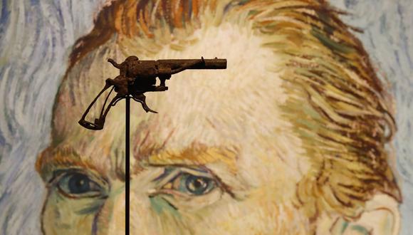 Van Gogh ( 1853-1890 ) y el revólver tipo Lefaucheux à broche de 7 mm con el que habría tratado de suicidarse. (Foto: AFP)