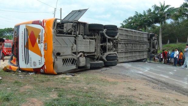 Tarapoto: 7 pasajeros salvan de morir tras vuelco de ómnibus - 2