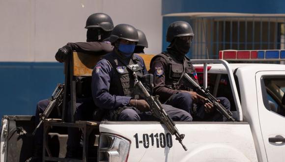 Policías de Haití ingresando a un destacamento donde se encuentran detenidos unos sospechosos de haber asesinado al presidente haitiano Jovenel Moise, en Puerto Príncipe (Haití). (Foto: archivo | EFE/ Orlando Barría)
