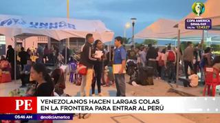 Venezolanos hacen largas colas en la frontera para ingresar a Perú