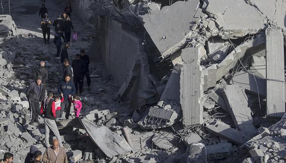 Palestinos buscan personas desaparecidas bajo los escombros de una casa destruida tras los ataques aéreos israelíes en el campo de refugiados de Al Nusairat, Franja de Gaza, 04 de marzo de 2024. EFE/EPA/MOHAMMED SABLE