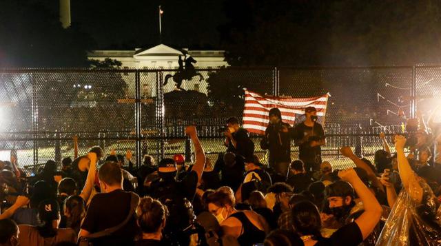 Los manifestantes se reúnen detrás de una cerca durante una protesta contra la muerte de George Floyd en el Parque Lafayette frente a la Casa Blanca, en Washington. (Foto: REUTERS / Jim Bourg).