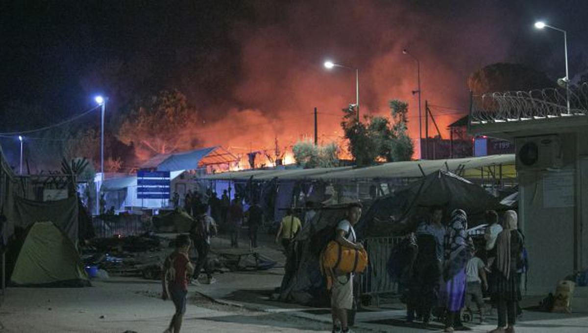 Grecia: Incendio en campo de refugiados afecta a 5.000 personas