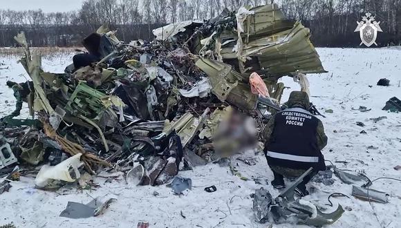 Esta imagen tomada de un material publicado por el Comité de Investigación Ruso el 25 de enero de 2024 muestra lo que, según los investigadores, es el lugar del accidente del avión de transporte militar ruso IL-76 en la región de Belgorod. (Foto de Handout / COMITÉ DE INVESTIGACIÓN DE RUSIA / AFP)