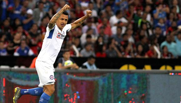 Cruz Azul vs. Atlas: Yoshimar Yotún avanzó, superó a dos y anotó golazo para el 2-0 en el Jalisco | Foto: AFP