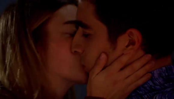 Laia pone en aprietos a Jimmy tras robarle un beso en la serie "Al fondo hay sitio". (Foto: Captura de video)
