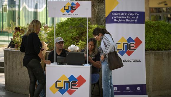 Una mujer completa su registro de elector ante el Consejo Nacional Electoral (CNE) para las próximas elecciones presidenciales del 28 de julio en Venezuela. (Foto de Federico PARRA / AFP).
