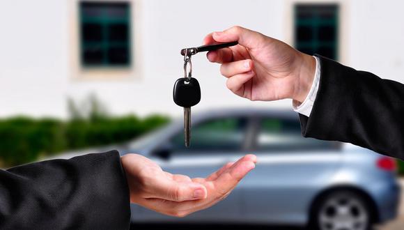 Consultar historial de propietarios y 6 datos para evitar estafas al comprar un auto usado.