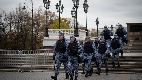 El 20 de octubre de 2022, militares de la Guardia Nacional Rusa se despliegan a lo largo de la plaza Manezhnaya en las afueras del Kremlin en Moscú. (Foto: Natalia KOLESNIKOVA / AFP)