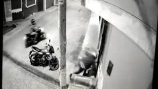 Piura: cámara registra momento en que pareja se salva de ser asaltada en la puerta de su casa | VIDEO