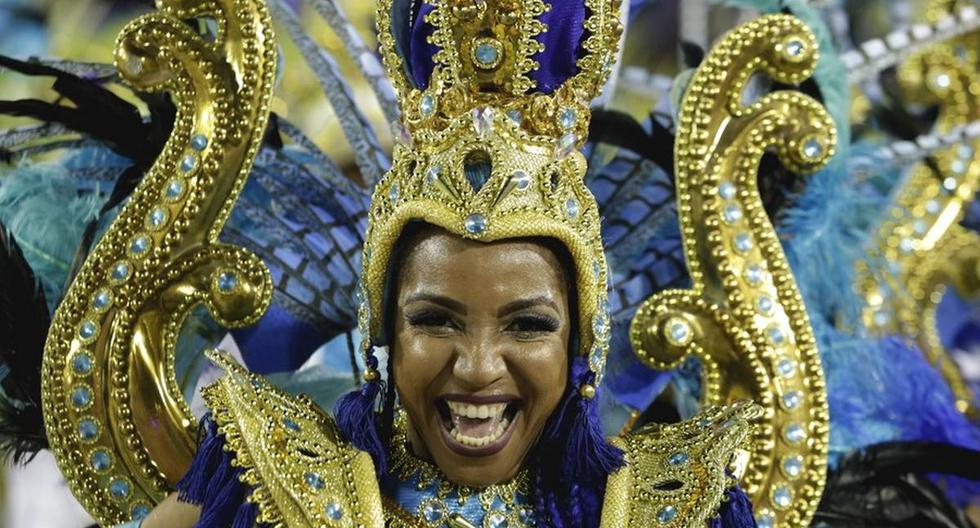 Una juerguista de la escuela de samba "Vila Isabel" participa en los desfiles del Carnaval de Río 2020. (Xinhua)