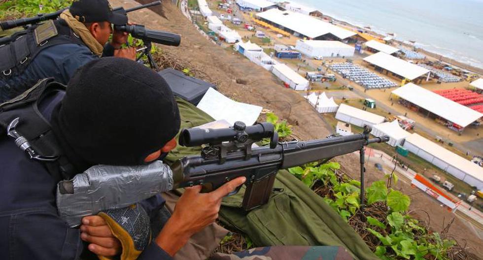 Francotiradores est&aacute;n en alerta ante cualquier ataque en la feria. (Foto: Andina)
