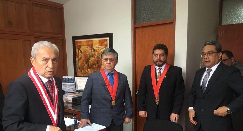El fiscal de la Nación, Pedro Chávarry, firma la declaratoria de emergencia tras visitar Piura el 13 de agosto. (Foto: Twitter)