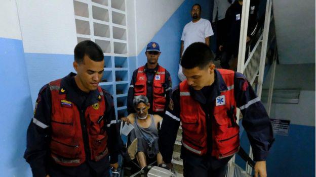 Muchos pacientes en varios hospitales de Venezuela debieron ser trasladados por el corte de energía.