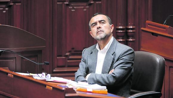 El ministro de Trabajo presentó documentos fiscales y judiciales  para defenderse, pero no disipó las dudas. (Foto: Congreso)