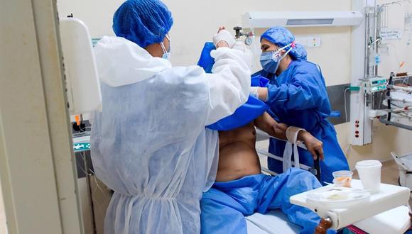 Personal de salud atiende a un paciente contagiado de coronavirus en el Hospital del Instituto Ecuatoriano de Seguridad Social (IESS), en Guayaquil. (EFE/ Mauricio Torres).