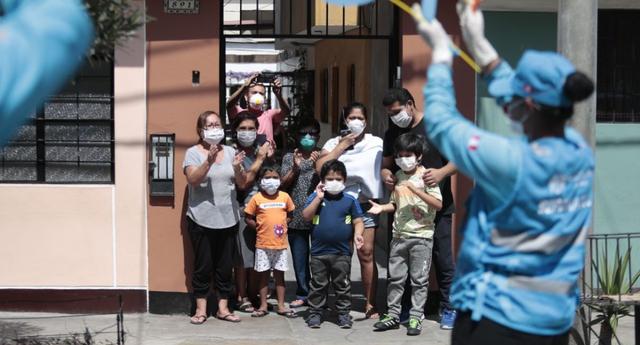 El pequeño Luciano, de polo amarillo, y su papá, Diego, de polo negro, cumplieron años.  Los miembros de serenazgo se encargaron de darles una grata sorpresa al llegar a la casa en donde viven, en el jirón Ayacucho, y cantarles el cumpleaños feliz (Foto: Hugo Pérez/ GEC).