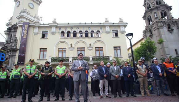 Alcalde Carlos Canales presentó el Plan Navidad Segura junto a representantes de la PNP. (Foto: Municipalidad de Miraflores)