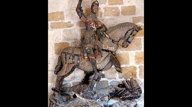 Este tallado de San Jorge es el nuevo "Ecce Homo" por la descuidada restauración a la que fue sometido. (Fotos: Facebook)