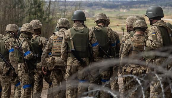 Soldados ucranianos reciben instrucciones durante un entrenamiento militar con militares franceses en un complejo de entrenamiento militar en un lugar no revelado de Polonia, el 4 de abril de 2024. (Foto de Wojtek Radwanski / AFP)