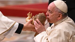 El papa Francisco clama en la misa de Navidad contra “una humanidad insaciable de dinero, poder y placer” 