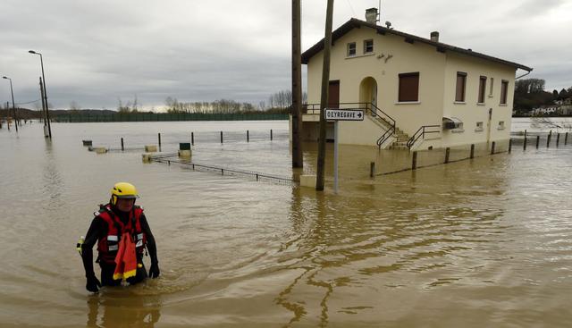 Temporal deja a 40.000 hogares sin electricidad en pleno día en Francia. (Foto: AFP)