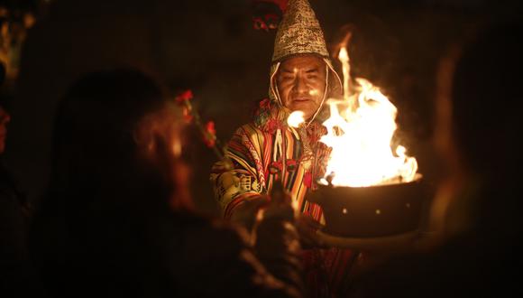 Los primeros viernes de cada mes decenas de personas se reúnen en la huaca San Borja para mantener algunas tradiciones ancestrales, como la ceremonia del pago a la tierra (Foto: César Campos).