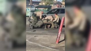 El ataque brutal de los policías de Los Ángeles a un latino al que sacaron del auto | VIDEO