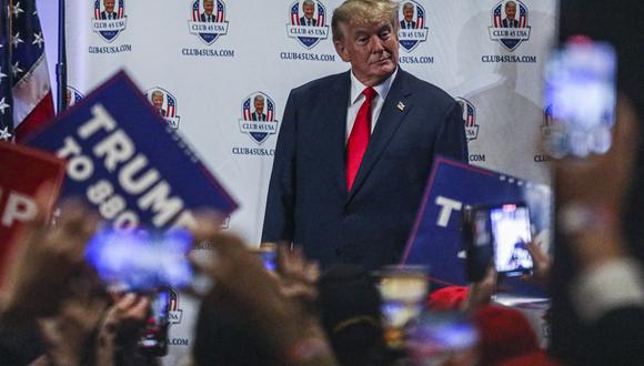 El expresidente de los Estados Unidos, Donald Trump, hace un gesto a sus seguidores durante el evento del Día del Presidente de Trump en el Aeropuerto Hilton Palm Beach en West Palm Beach, Florida, el 20 de febrero de 2023. (Foto de GIORGIO VIERA / AFP)