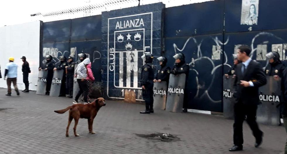 Esta madrugada, un grupo de evangélicos ingresó a la explanada del estadio Alejandro Villanueva, en plena disputa judicial con el club Alianza Lima. (Foto: Twitter / Andina)