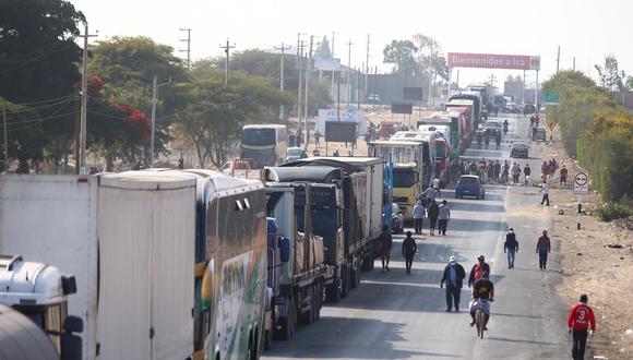 Camiones de carga y ómnibus de transporte público permanecían varados cerca a la entrada de Ica, el pasado 2 de diciembre. (Foto: Hugo Curotto/@photo.gec)