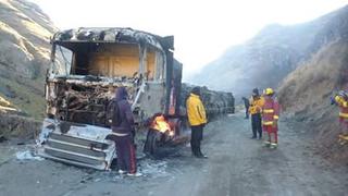 Chofer se salva de morir tras incendio de tráiler que manejaba