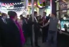 Rafael Correa "se golpea" contra un poste durante caminata