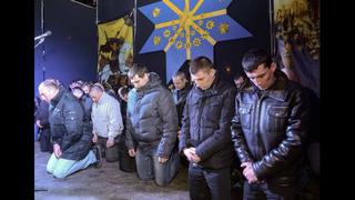 Ucrania: Cien policías antimotines se arrodillan y piden perdón