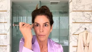 Cindy Crawford revela sus secretos de maquillaje para verse más joven | VIDEO