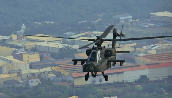 Fotografía sin fecha, cedida por la Agencia Militar de Noticias, que muestra un helicóptero de ataque Apache AH-64E, durante una práctica de vuelo en el sur de Taiwan. (Foto: EFE)