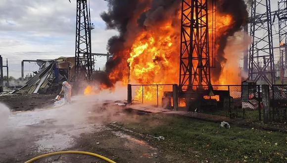 Equipos de bomberos de Ucrania tratan de apagar el fuego originado por un ataque ruso contra una central eléctrica en un lugar no precisado del país, en una fotografía facilitada por la presidencia de Ucrania.