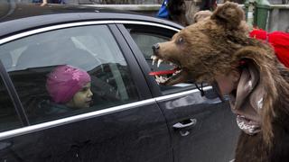 Rumania y su tradicional paseo de osos por Navidad