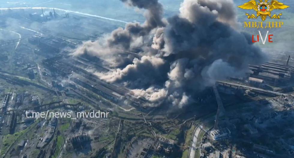 Esta captura de video publicado el 4 de mayo de 2022 por el Ministerio del Interior de la autoproclamada República Popular de Donetsk (DNR) muestra humo saliendo de la planta siderúrgica Azovstal, en Mariupol, Ucrania. (AFP).
