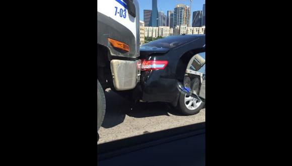 VIDEO: Camión choca un auto y ¡no para!