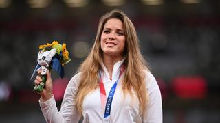 La historia de Maria Andrejczyk, la atleta polaca que subastó su medalla olímpica para salvar a un bebé