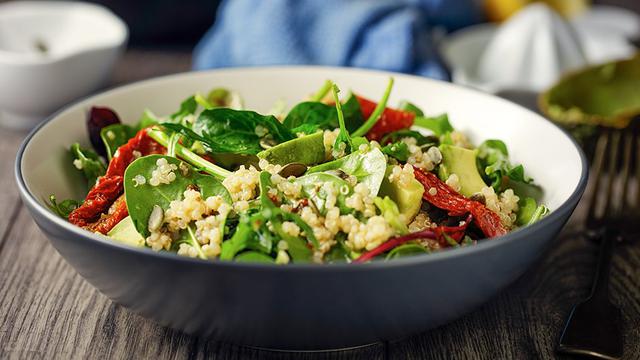 Los alimentos verdes son una excelente fuente de calcio que el cuerpo necesita.