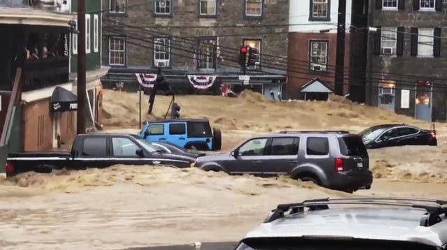 Un hombre continuaba desaparecido el lunes luego de que una inundación sin precedentes arrasó con el centro de Ellicott City, en el estado de Maryland, dejando una comunidad afectada menos de dos años después de otra devastadora inundación. (AP).