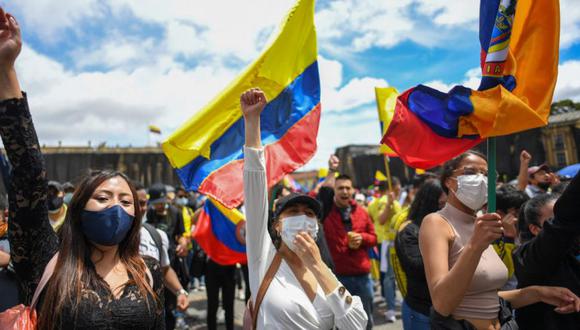 La gente protesta contra el gobierno del presidente colombiano Iván Duque, en la plaza Bolívar de Bogotá. (Foto: AFP / Juan BARRETO).